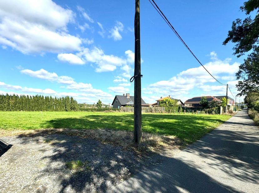 Terrain de construction SUPER BIEN SITUÉ de 747m2 ! Plus d'infos IMMOBILIER BEGUIN : 0486 606 600.