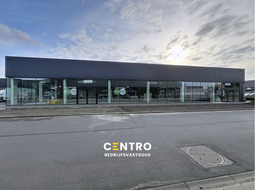 Benaderende OPPERVLAKTEN:<br />
Winkelruimte: ± 450m²<br />
Voldoende gemeenschappelijke parkeerplaatsen.&amp;nbsp;<br />
<br />
INDELING:<br />
Open wink
