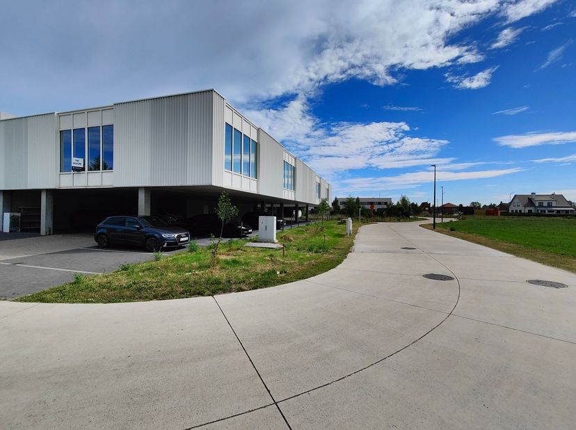 Deze uitgeruste en instapklare nieuwbouw kantoorruimte van 177 m² biedt een uitstekende opportuniteit voor uw onderneming in het groene en vlot bereik