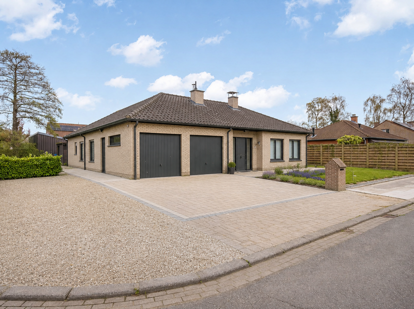 Situé dans une rue calme en cul-de-sac à Wervicq, vous trouverez ce bungalow individuel sur une belle parcelle de 654 m². Bien que le bâtiment nécessi