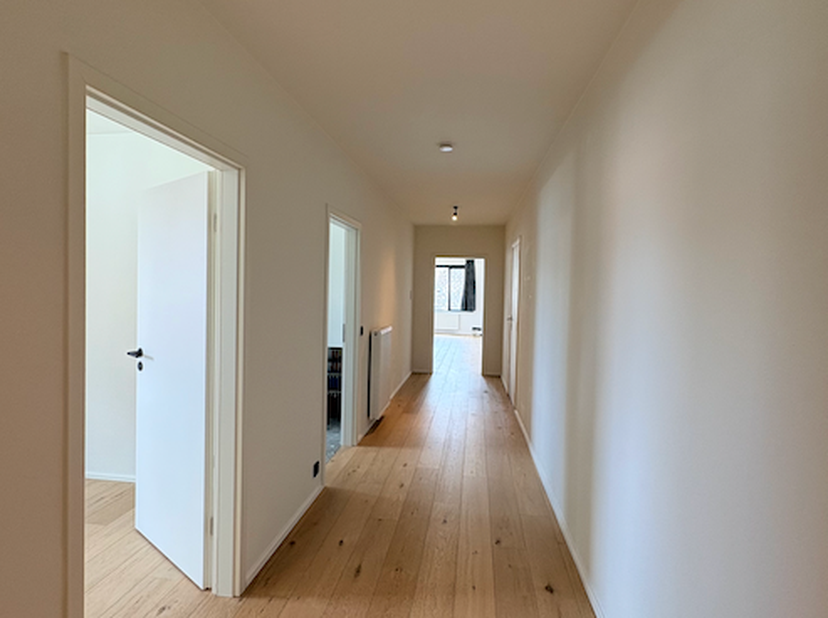 Ruim en lichtrijk hoekappartement van 120m2 op toplocatie.<br />
Gelegen op de derde verdieping in de autoluwe Demerstraat, in het hartje van centrum