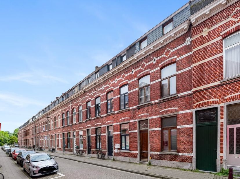 Midden in het bruisende stadscentrum van Leuven bieden wij dit volledig instapklaar dakappartement aan. Grote troef van dit appartement is ongetwijfel