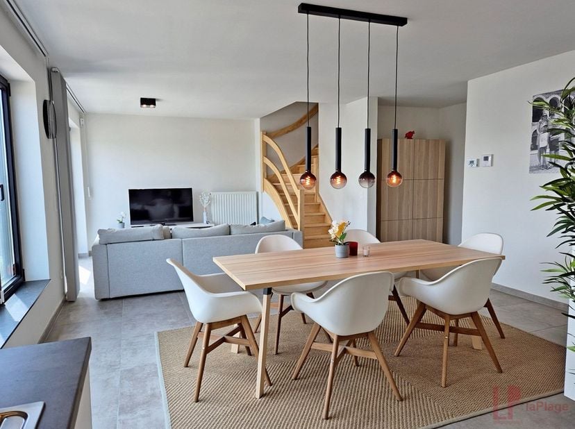 Wat meteen opvalt bij het binnenkomen, is het ruime gevoel en de moderne uitstraling. Hier komt u onmiddellijk in vakantiestemming.<br />
Dit perfect