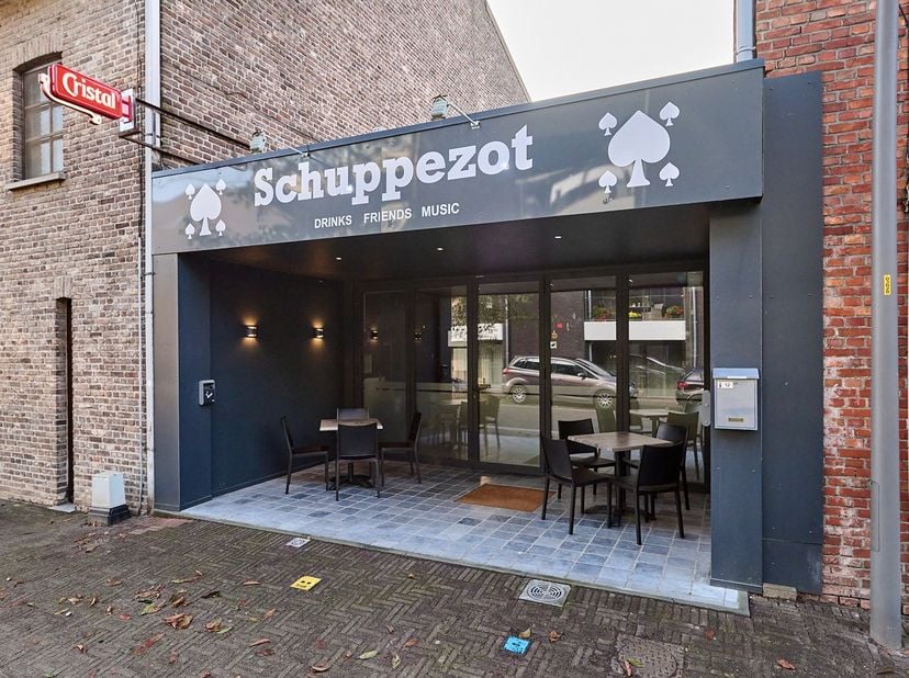 Ontdek dit prachtig gerenoveerde horecapand in de Kogelstraat 12, een rustige zijstraat op wandelafstand van het bruisende centrum van Diepenbeek. Het