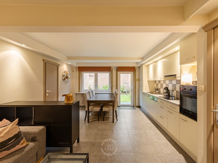 Dit gelijkvloers appartement is gelegen in de Jockeystraat te Gent, op een vlot bereikbare locatie met een goede verbinding naar de belangrijkste inva