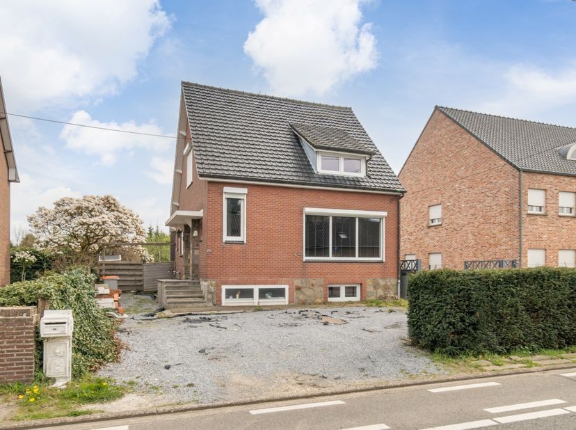 Deze vrijstaande gezinswoning is gelegen op een perceel van 5a33ca langs de doorgangsweg van Neeroeteren - Rotem.<br />
De woning werd gebouwd in 1961
