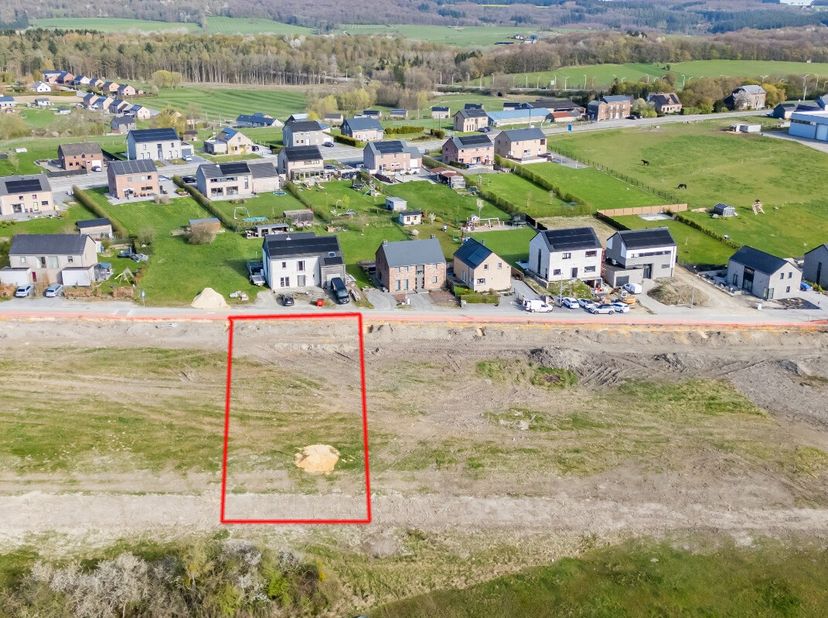 ERA B-LUX vous propose ce terrain à bâtir idéalement situé à Sinsin, bénéficiant dune superbe vue dégagée sur la campagne.Avec une superficie de 1.000