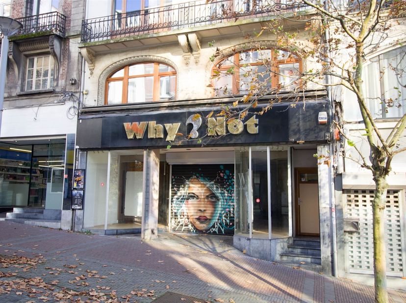 Idéalement situé dans la 2ème partie de la rue de la Montagne, ce beau rez-de-chaussée commercial de +/- 105m² n'attend que vous !  Ancien magasin de