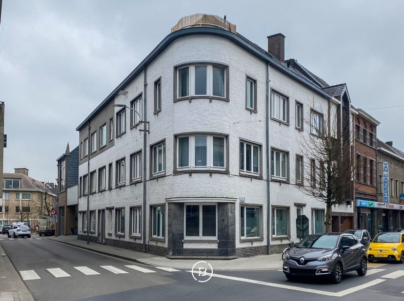 Deze eigendom biedt een zeldzame kans voor wie op zoek is naar een solide en zorgeloze vastgoedbelegging. Gelegen in het centrum van Oudenaarde, vlak