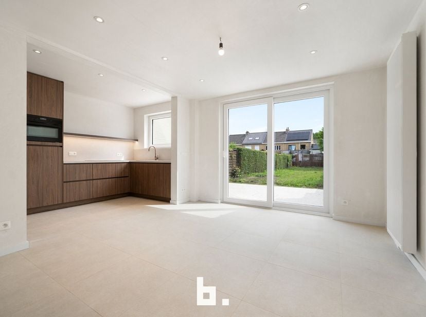 Op een rustige ligging te Brugge, bevindt zich deze volledig gerenoveerde woning die comfort, licht en functionaliteit perfect combineert met elkaar.<