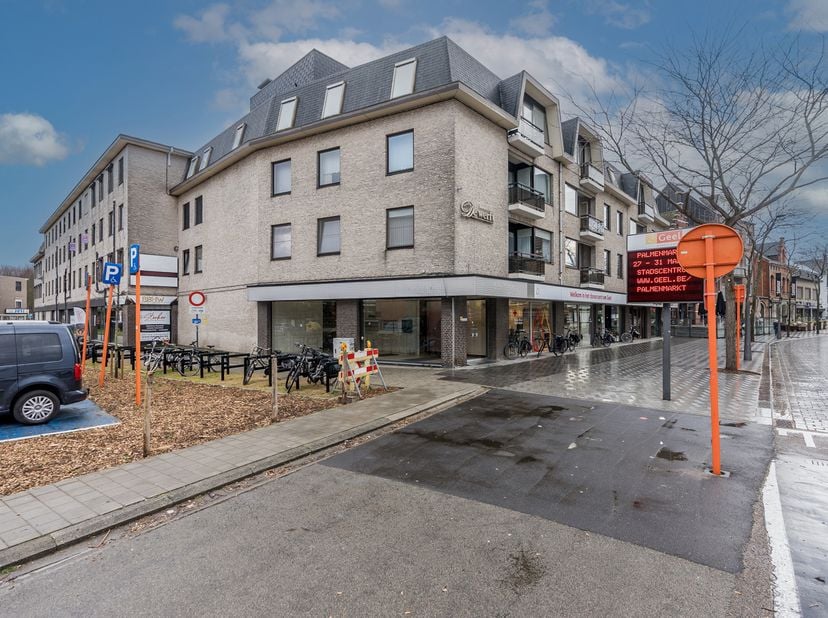 Prachtig gerenoveerd appartement in hartje Geel.<br />
Bent u op zoek naar een instapklaar appartement met de meest centrale ligging?<br />
Dan is dit