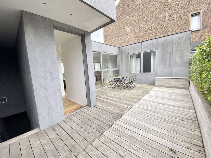 Description: appartement meublé entièrement rénové et très lumineux situé au 1er étage d'un petit immeuble dans le quartier Coghen, tout près de l'ave