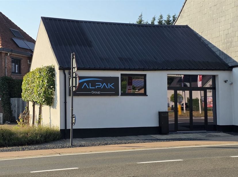Bent u op zoek naar een commercieel pand op een strategische locatie met uitstekende zichtbaarheid? Dit handelspand aan de Weg naar As in Genk, ter ho