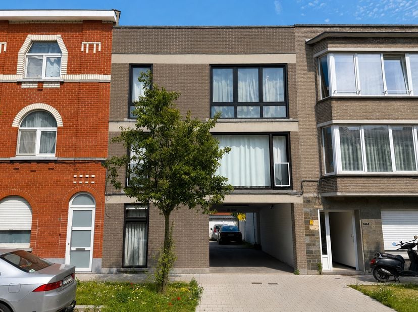 Instapklaar gelijkvloersappartement met garage te Gent<br />
<br />
Dit goed en rustig gelegen gelijkvloersappartement bevindt zich in de Peerstraat t