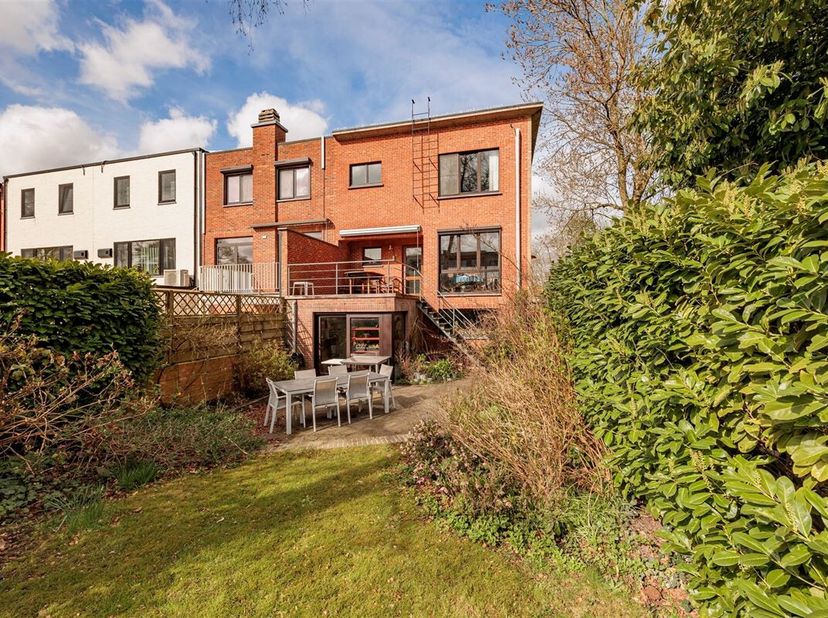 Perfect instapklare bel-étage woning op het einde van een doodlopende straat in een mooie woonwijk te Kontich. Zeer rustig gelegen naast het Patersbos