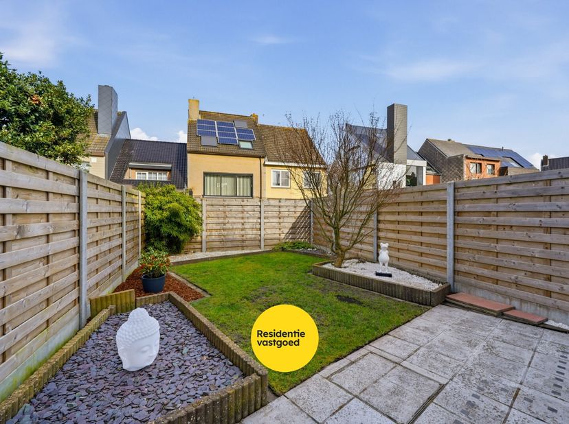 In een rustige ligging te Stene (Oostende) bevindt zich deze verzorgde bel-étagewoning met dubbele garage, veranda, tuin en 2 slaapkamers. De woning w