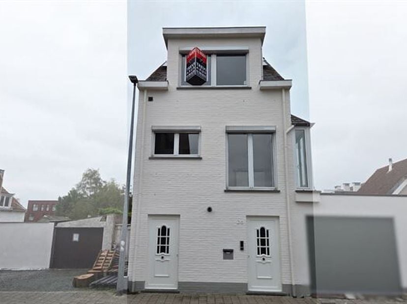 VOLLEDIG OPGERFRISTE, LUMINEUZE  EN GEZELLIGE WONING 132M² MET 2 SLAAPKAMERS EN ZUIDWEST-GEORIËNTEERD TERRAS.<br />
 Rustige ligging in nieuwe en kind