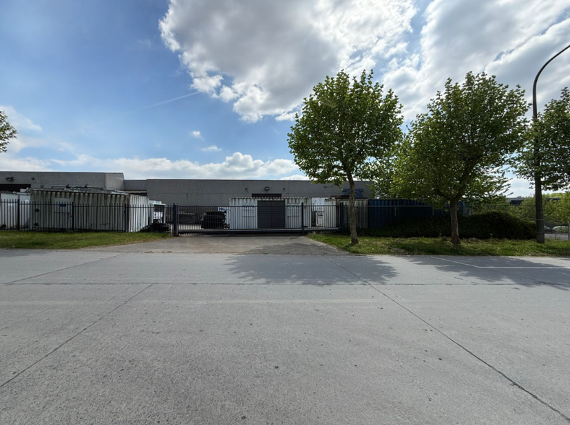 MAGAZIJN VAN 720 m² OP PERCEEL VAN 5.000 m² – TE KOOP<br />
Magazijn<br />
<br />
<br />
Oppervlakte magazijn: 720 m²<br />
<br />
<br />
Perceelgroot