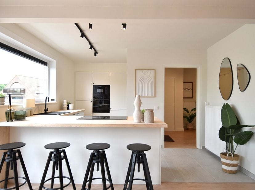 Gelegen in het centrum van Gullegem geniet dit appartement een bijzonder gunstige ligging. Winkels, scholen, openbaar vervoer en andere dagelijkse voo