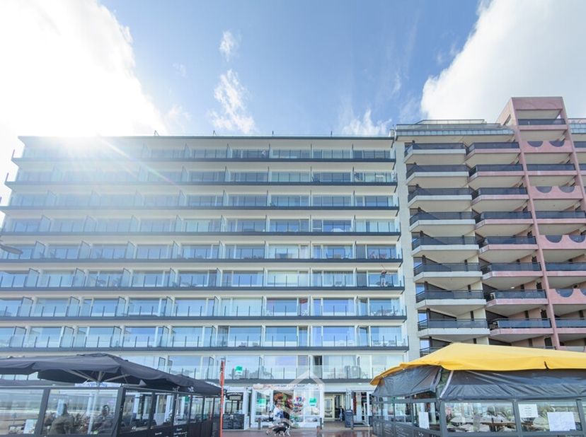 Gerenoveerd 3-slaapkamerappartement op 2de verdieping met frontaal zeezicht. Gegeerde ligging, op de Zeedijk, met rechtstreekse toegang, via de onderg