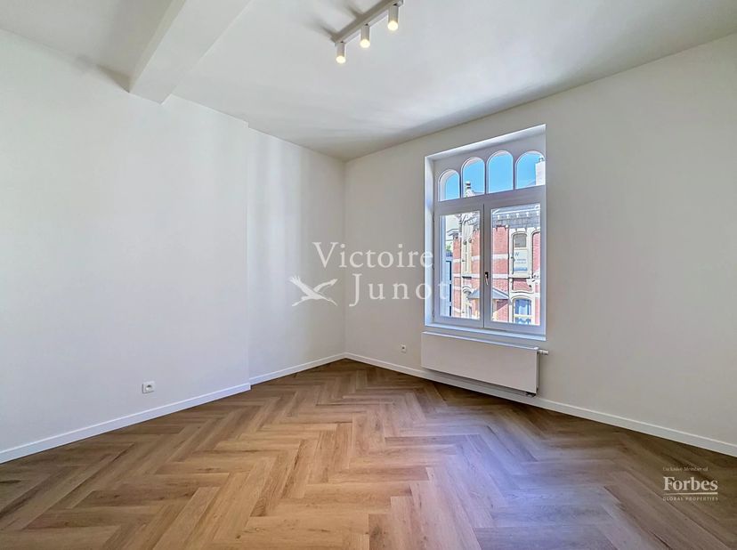 Victoire Junot vous propose cet appartement 2 chambres entièrement rénové, situé dans le quartier Saint-Boniface, au 3ème étage.<br />
Il se compose d