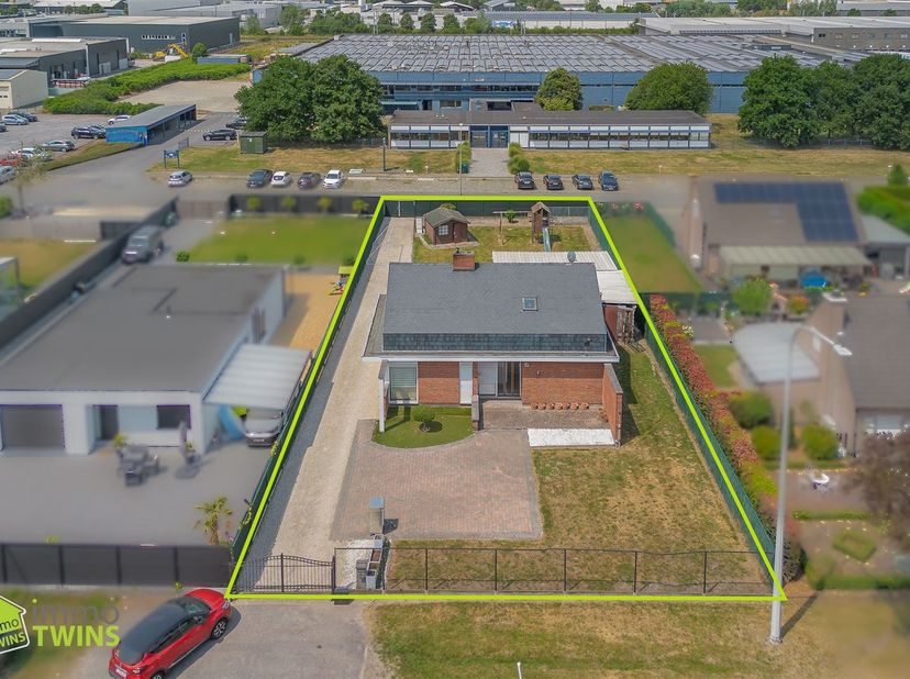 Ontdek deze ruime vrijstaande woning met een bewoonbare oppervlakte van 233 m², gelegen op een perceel van 980 m² in een centrale omgeving te Lokeren.
