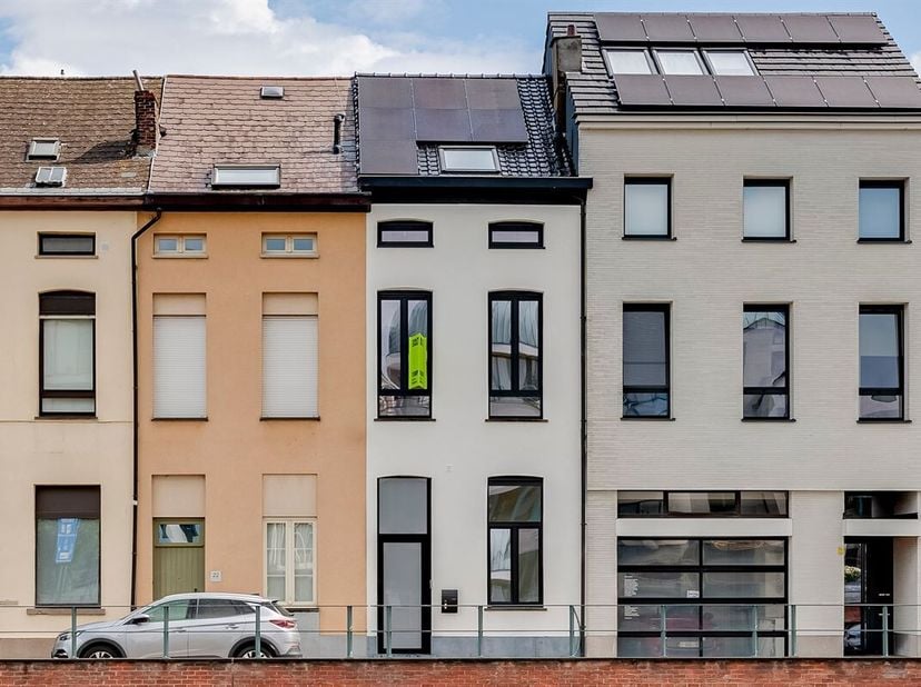 Op een uitzonderlijke locatie langs de Dijle, op wandelafstand van het bruisende centrum van Mechelen, bevindt zich deze prachtig gerenoveerde stadswo