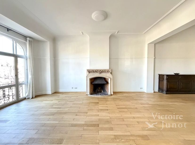 Pand voorgesteld door Debora Peruch<br />
Tel: +32 476 71 28 17  debora.peruch@victoire.be<br />
Victoire Junot stelt u dit prachtige appartement in H