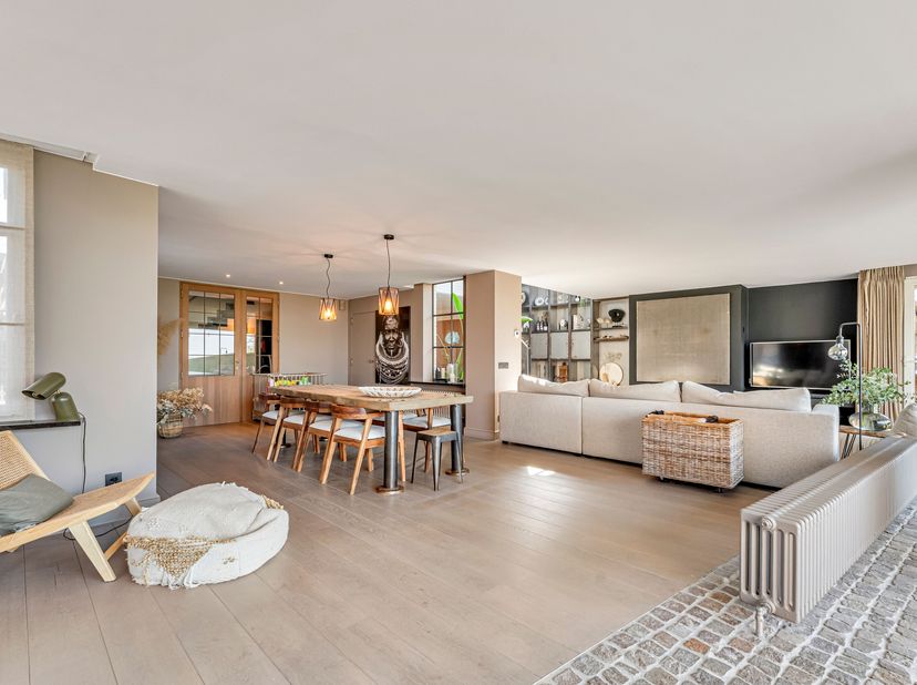 Prachtige gerenoveerde woning met veel troeven te koop in Moorslede!<br />
De woning beschikt over een afgesloten binnenkoer voor 2 wagens.<br />
We b