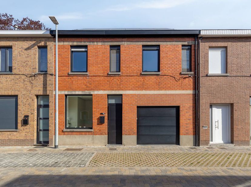 In het centrum van wetteren bevindt zich dit instapklaar huis. <br />
De woning onderging een grondige renovatie waarbij modern comfort en een gezelli
