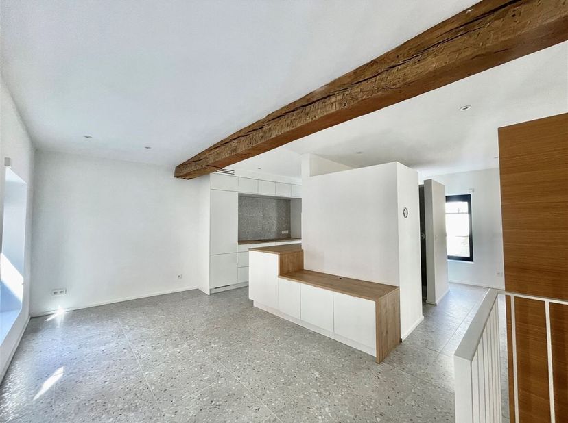 Ligging: Te midden van het historisch stadscentrum van Antwerpen kan u dit appartement terugvinden. Op enkele minuten wandelen bevindt u zich op de Gr