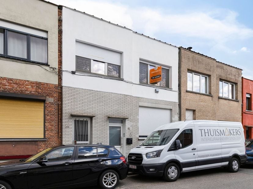 Op zoek naar een woning die je volledig naar eigen smaak kunt renoveren? Dan biedt deze woning een uitstekende kans om jouw droomhuis te creëren.<br /