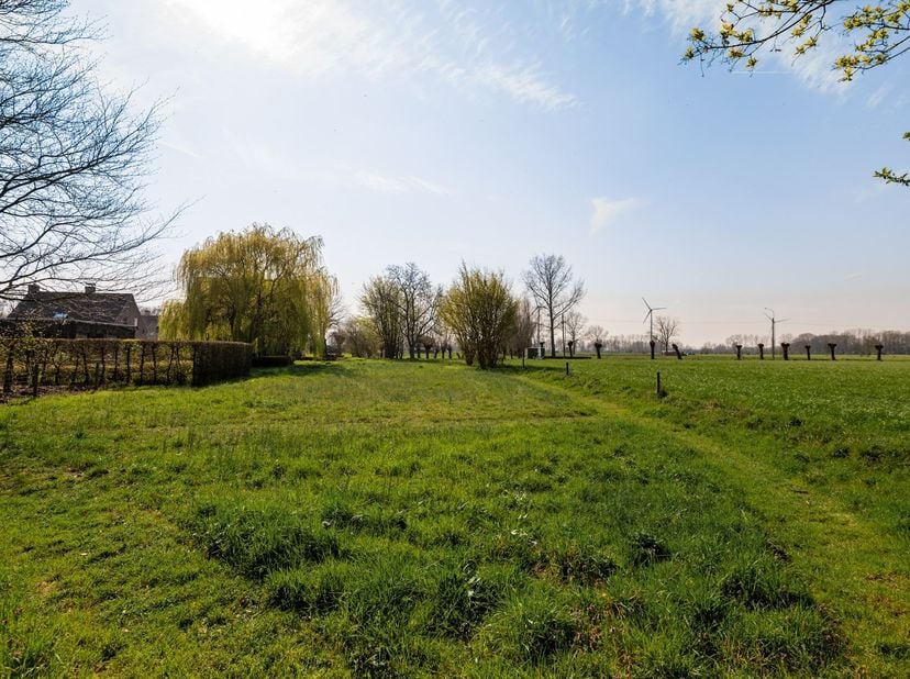 Bouwgrond op perceel van 1502 m²<br />
<br />
Ligging<br />
Deze bouwgrond met een breedte van 20m aan de straatzijde op een perceel van 1502m², bi