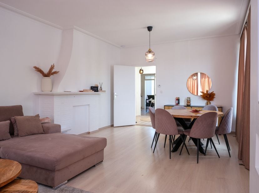 LOT 3: APPARTEMENT MET GARAGE -<br />
<br />
Verzorgd appartement.<br />
Op de 2e verdieping.<br />
Gelegen op een gunstige locatie, wordt openbaar ve