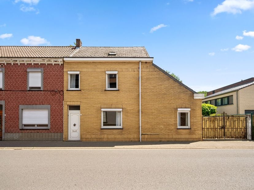 Deze standaard half open bebouwing in Boutersem is een ideale woning voor wie op zoek is naar een ruime en gezellige woonst. De woning beschikt over e