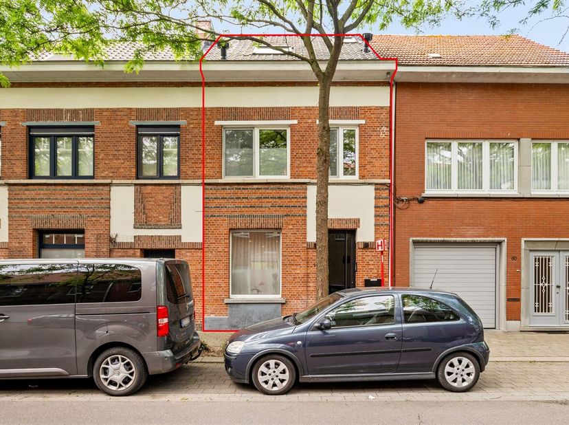 Volledig gerenoveerde woning met 3 slaapkamers; 2 badkamers en leuke tuin.<br />
Ligging: Deze charmante, volledig gerenoveerde woning is gelegen in e