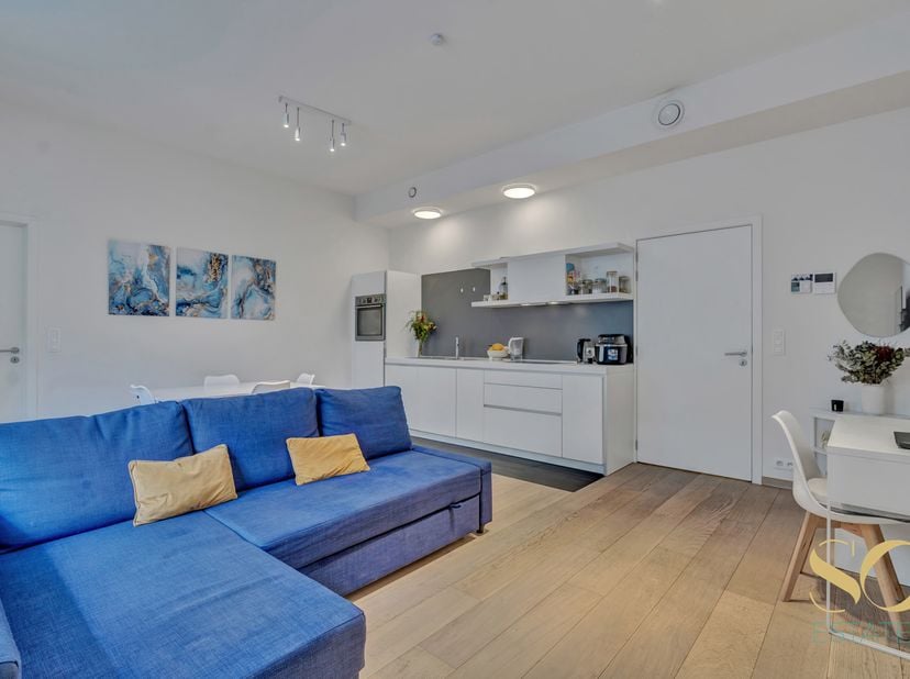 Proche de Mérode et du parc du Cinquantenaire, dans une rue calme à sens unique, cet appartement une chambre prend place au rez-de-chaussée d'un immeu