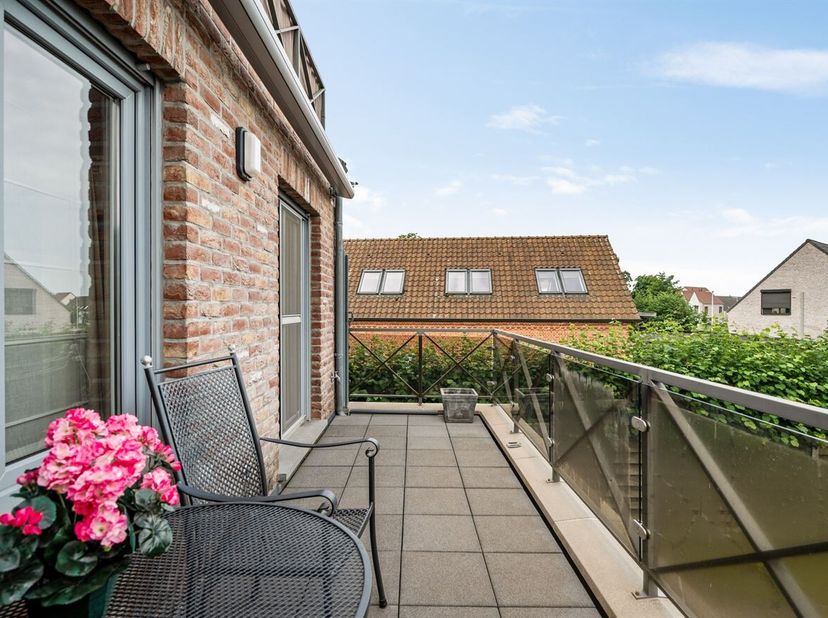 Instapklaar 2-slaapkamerappartement met terras en garage in Morkhoven!<br />
Het appartement dateert van 2008 en maakt deel uit van een kleinschalige