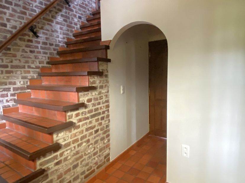 Deze knappe gezinswoning telt 3 slaapkamers en een mooie gezellige tuin. Tevens beschikt de woning over een ruime kelder, voorzien van een volledig in