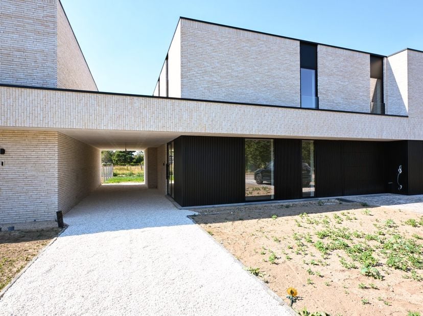 Deze afgewerkte nieuwbouwwoning is gelegen in een rustige doodlopende straat in Beverst. Je woont er zonder doorgaand verkeer, maar met een uitstekend
