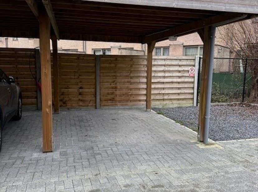 Woont u in het centrum en wenst u uw wagen dichtbij, veilig te kunnen parkeren?<br />
Deze carport is gelegen vlakbij het centrum van Staden, achter e