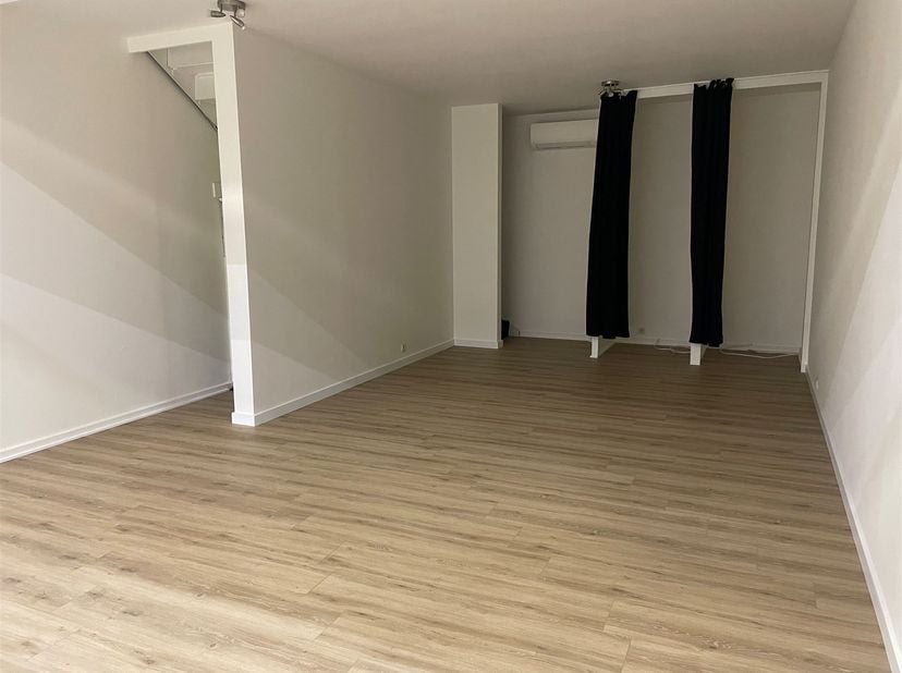 Ruim en gerenoveerd handelspand van 76 m² te koop in hartje Genk! <br />
Volledig gerenoveerd tegen eind 2024! Dit pand heeft in het verleden dienst g