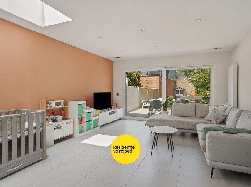 Kijkdag op zaterdag 4 juli - op afspraak!<br />
Deze volledig gerenoveerde rijwoning in Sint-Kruis combineert hedendaags wooncomfort met een uitsteken