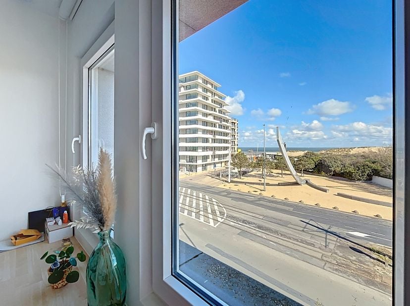 Dit kwalitatief gerenoveerde appartement is gelegen op slechts op 50m van zee in De Panne en&amp;nbsp; enkele minuten van het centrum van Sint-Idesbald.&amp;n