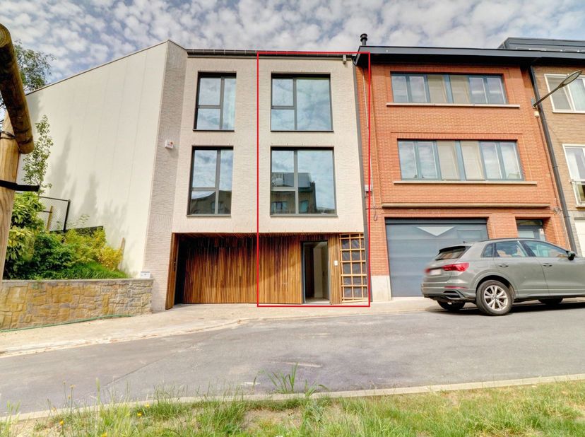 Nieuwe woning van ca. 150 m² – Op een steenworp afstand van metrostation Tomberg<br />
- Entreehal met een ruime garderobe<br />
- 1 apart toilet<br /