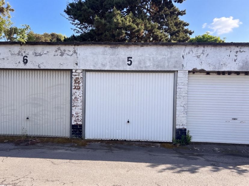 Deze garagebox biedt een praktische oplossing voor wie op zoek is naar een veilige parkeerplaats of opslagruimte in de buurt. Parkeren in de straat is