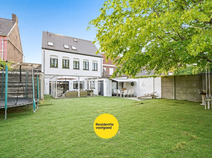 KIJKDAG ZATERDAG 11/07 VAN 10U TOT 12U! (graag vooraf inschrijven). Sfeervol gerenoveerde woning met 7 slaapkamers, 4 badkamers en ruime garage in Wat