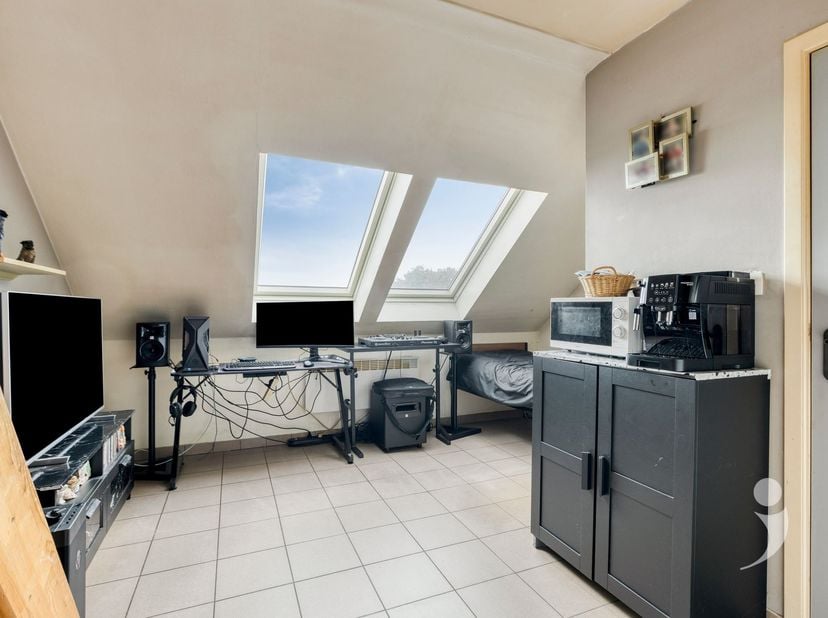 Op een uitstekende locatie op de Mechelsevest vinden we deze gezellige duplexstudio van 31 m², ideaal als eerste woonst of interessante investering.<b
