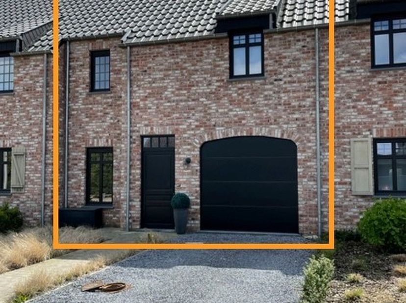Zéér ruime tijdloze woning van 250 m2 met 5 slaapkamers op wandelafstand van het centrum.<br />
<br />
Vraagprijs 439.000 €.<br />
<br />
Aankoop tege