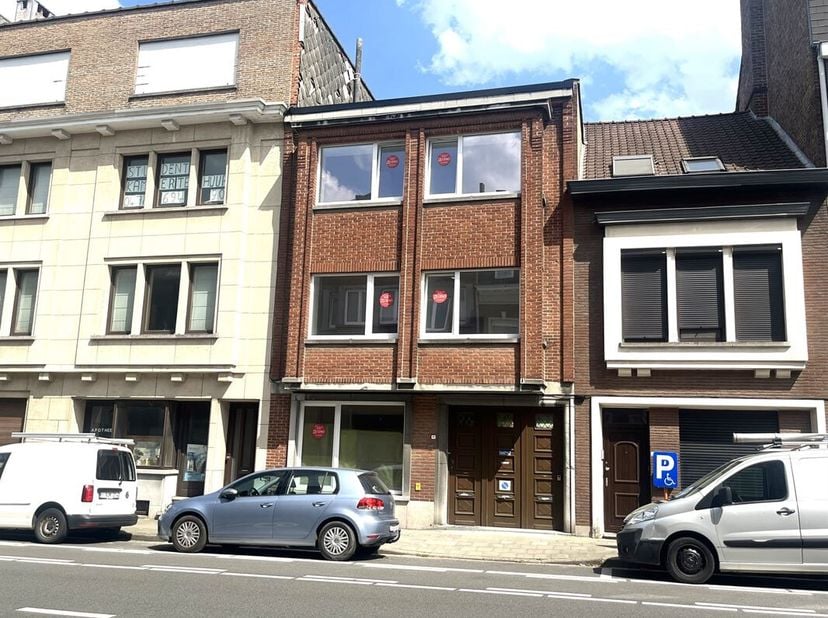 Bent u op zoek naar een modern appartement dat u zonder zorgen kunt betrekken? Dan is dit volledig gerenoveerde appartement zeker een bezoek waard.<br